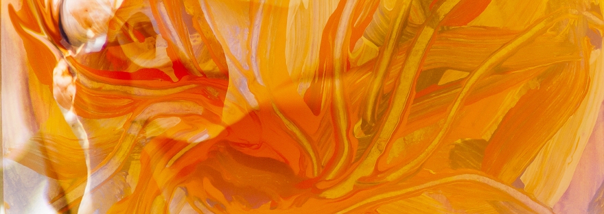 immagine astrattae di fiore in atmosfera di sogno, immagine evocativa in dominante di colore arancione con forme fluide astratte come pistilli