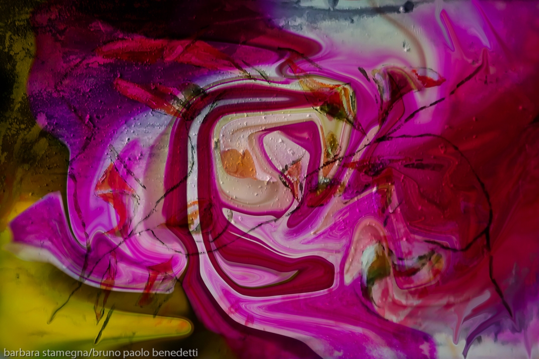 opera di arte moderna astratta di fusione di pittura e fotografia con turbinio di forme astratte rosa in immagine con dominante di colore fucsia