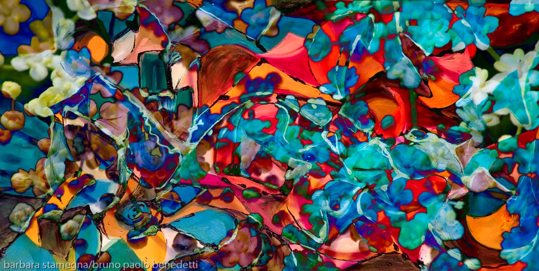 composizione di arte moderna astratta con chiazze di forme dai molti colori brillanti con una dominante di colore rosso e toni di colore blu
