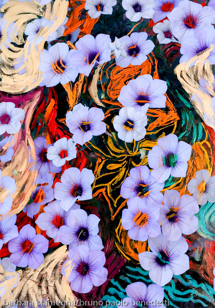 astrazione di fiori eterei fluttuanti di colore indaco su uno sfondo variopinto con screziature